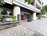その他：誇らしく迎える「レクセルヒルズ日野」の館銘板。高級感と重厚感を兼ね備えた、格式高い佇まいです。