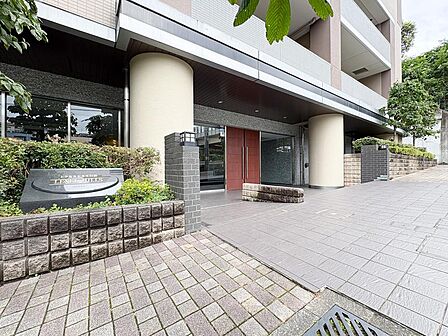 誇らしく迎える「レクセルヒルズ日野」の館銘板。高級感と重厚感を兼ね備えた、格式高い佇まいです。