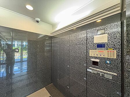 留守でも荷物が受け取れるため、共働きで昼間の宅配物の受け取りが困難な世帯や、インターネットショッピング等の通信販売をよく利用する人にニーズが高まっております。