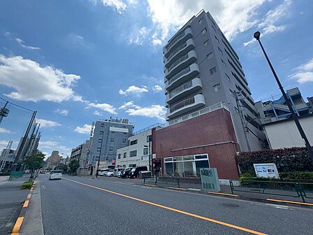 青空が広がる開放的な街並み。幹線道路に面し、アクセス良好な立地は、お子様との外出もスムーズ。家族の暮らしを豊かにする住環境です。