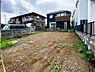 外観：前面道路から一歩奥まった、プライベート感と開放感が心地よく同居する平坦な売土地。左右の綺麗な邸宅とも美しく調和する分譲地ならではの住環境で、お子様と一緒に安心してのびのびと暮らせる好立地です。