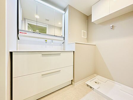 新規交換された洗面台。奥まで見渡せて取り出しやすいスライド式2段引出仕様です。