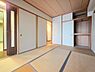 子供部屋：リビングに隣接した和室です。押入れを備え、寝室や客間、お子様の遊び場など多目的に活用できます。襖を開放すればリビングと一体となり、さらに広々とした空間としてお使いいただけます。