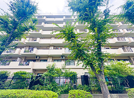 色合いも落ち着いた色を中心に構成され、重厚感のある雰囲気で居住者・来客者を迎えてくれます。2026/7/16撮影