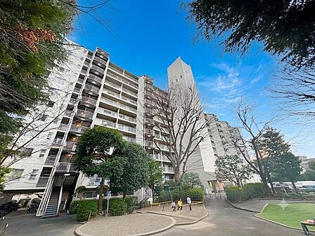 堂々とした総戸数443戸のビッグコミュニティ。敷地内には駐車場や植栽が整い、管理体制も良好です。7階・南向き住戸を令和8年10月中旬フルリフォーム予定、ペット飼育可(細則有)の住まいです。