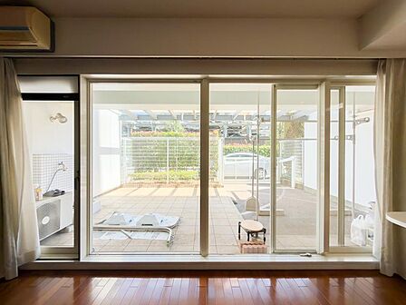 大きな窓の先に広がるテラスと専用駐車場。開放感と利便性を兼ね備えています。