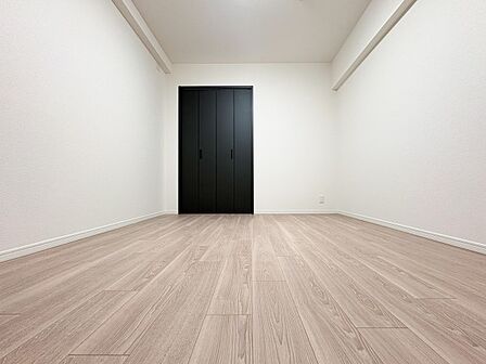採光に恵まれた明るい居室は、清潔感と快適さが保たれた空間です。ゆとりある広さで趣味や仕事など多目的に活用でき、心地よい暮らしをサポートします。
