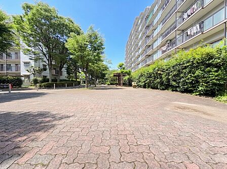 澄み渡る青空と豊かな緑に恵まれた、心地よい住環境。開放感あふれる敷地内で、毎日がリフレッシュされるような健やかな暮らしを、ここから始めてみませんか。