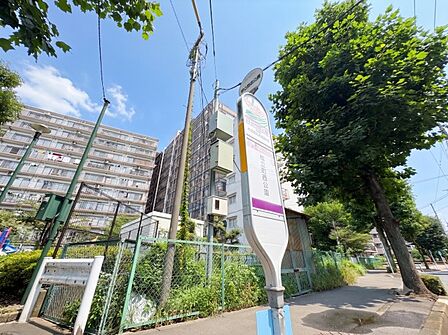 「松立町西公園」バス停が目と鼻の先にある、通勤・通学に大変便利な立地です。雨の日や荷物の多い日でも移動がスムーズで、日々の暮らしにゆとりが生まれます。
