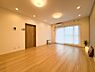 室内：木の温もりを感じる建具。ダウンライトがお部屋全体を柔らかく照らし出します。