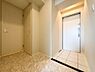 玄関：清潔感が溢れ、訪れる者すべてを「安らぎ」と「充実」で包み込みます。