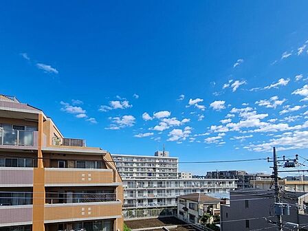 バルコニーからは視界が広がり、開放感のある眺望を楽しめます。周囲の街並みを見渡せるほか、空の広がりもしっかり感じられ、住まいに心地よい抜け感をもたらします。