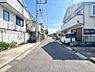 外観：現地（2026年7月）撮影。閑静な住宅街に佇む物件で、静かで心安らぐ暮らしが実現します。周囲は穏やかな環境が整っているため、リモートワークやゆっくりとくつろぎたい時も、心地よく過ごせる住まいです。