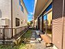 その他：現地（2026年7月）撮影。ゆったりとしたお庭は、植物を育てたり、リラックスした時間を楽しむのにぴったりの空間です。外でのひとときが心地よく、穏やかな時間が流れる場所が広がっています。