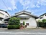 外観：緑豊かな植栽に彩られた落ち着きある外観。敷地81坪ならではの堂々とした美しい佇まいです