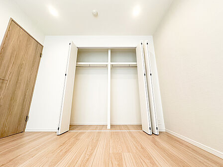 各部屋に収納がありますが、ただあるだけでなく、広い収納がございます。