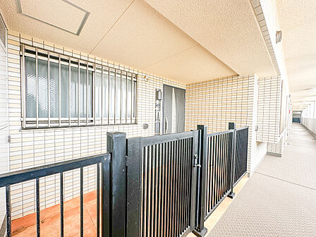 マンションだけど、各戸の独立性を高めるポーチが付いております。ベビーカーや子供の自転車など置けますね。