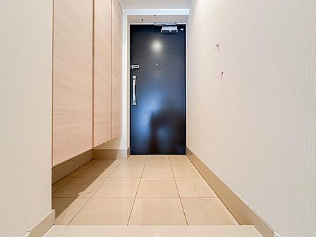 落ち着いた色調の玄関ドアと、明るい木目の収納を組み合わせた上品な玄関。家族の靴をすっきりしまえるため、住まいの第一印象を美しく保てます。帰宅するたびにほっとできる、清潔感ある迎賓空間です。