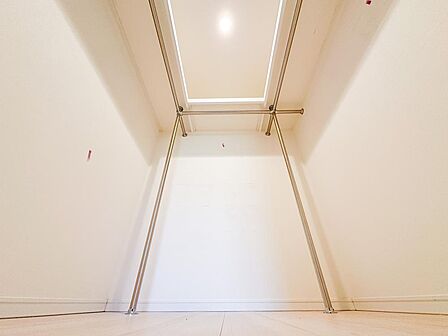 衣類を掛けたまま見やすく整理できるウォークインクローゼット。季節の洋服やバッグ、かさばる荷物もまとめて収納でき、お部屋をすっきり保てます。毎日の身支度や衣替えもスムーズに進みそうです。