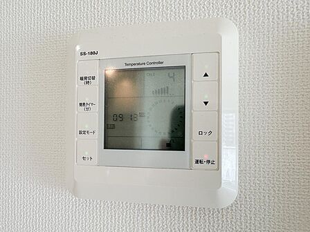 足元から室内をじんわり暖める床暖房を備えています。温度調整やタイマー設定ができ、寒い朝にも快適。風を起こさないため、ほこりが舞い上がりにくく、冬の家族団らんを心地よく支えてくれます。