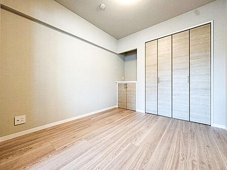「寝室」1日の疲れを癒し、心地よく寛げるようゆったりとした広さを確保しています。プライベートタイムをより優雅に穏やかに…。落ち着いた雰囲気を紡ぎます。