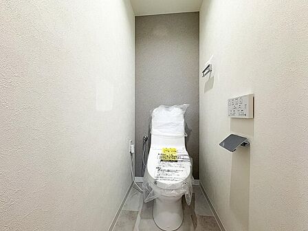 温水洗浄便座完備で毎日快適に使用できるお手洗い。落ち着いたトーンの壁紙と清潔感あふれる内装で、ホッとひと息つけるリラックス空間に仕上がっています。