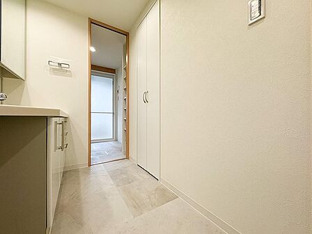 仕切り扉で洗面室と脱衣室を分けられる嬉しい設計となっております。入浴中も気兼ねなく洗面台を使用でき、ご家族間のプライバシーも守れます。