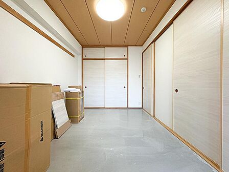約6帖の和室スペースとなっております。お子様のお昼寝スペースや客間、遊び場スペースとしても大活躍します。畳の心地よい香りと心地よさを、ぜひ現地でご体感ください。