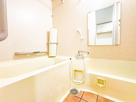 ユニットバスが新規交換され、清潔にご利用いただけます。※リノベーション前のお写真です。2026/7/31撮影