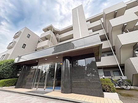 重厚感あふれるタイル貼りのモダンな外観デザイン。落ち着いた住環境で快適な暮らしを演出します。