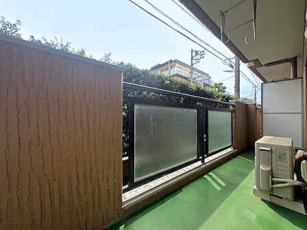 植栽の緑を身近に感じられる、落ち着いた雰囲気のバルコニー。物干し金具を備え、日々の洗濯にも活躍します。周囲からの視線に配慮されたつくりで、室内に自然の潤いを届けてくれる屋外空間です。