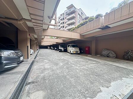 建物内に設けられた駐車場は、車の乗り降りや荷物の積み下ろしにも便利。屋根があるため、雨天時や強い日差しの中でも利用しやすいのが魅力です。月額使用料は1万7000円〜1万8000円です。※空き要確認