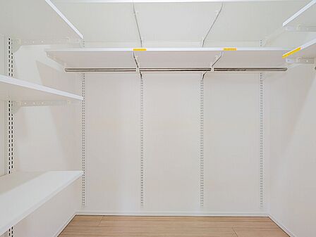 お洋服から小物まで収納できる大容量のウォークインクローゼットです。高さが変えられる可動棚やハンガーパイプを備え、お手持ちのアイテムに合わせて整理整頓できます。