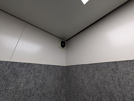 密室になるエレベーターには防犯カメラが備え付けられています。