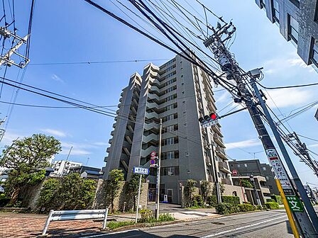 青空に映える洗練された外観が魅力。鮮やかな紅葉が彩る街並みで、家族の毎日を豊かに育みます。