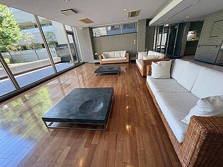 ホテルライクな空間が広がる、優雅なエントランスホール