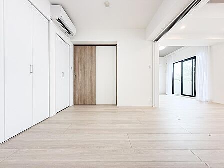 採光に優れ、ゆとりある広さが魅力の居室。窓から差し込む自然光が室内を明るく照らし、日常の生活空間として快適にお使いいただける環境が整っています。