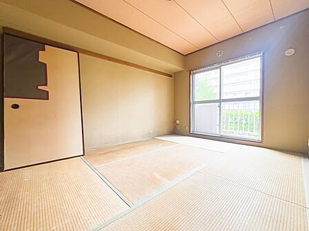 約6.1帖の和室は洋室に変更予定です。バルコニーに出ることができます。※リノベーション前のお写真です。2026.7.31撮影
