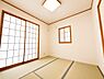 寝室：お子様の遊具や来客用にも便利な畳空間。