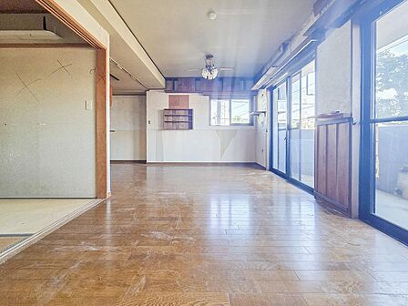 リフォーム前の状態ですが、ここからさらに美しく生まれ変わる予定です。新しい内装や設備で、明るく快適な住まいへとリニューアルされる過程を楽しみにしていただけます。