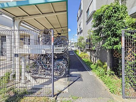 敷地内の駐輪場は、自転車を使う方にとって便利な設備です。整ったスペースで、通勤や通学にも安心して利用でき、日々の生活に利便性と快適さをプラスしてくれます。
