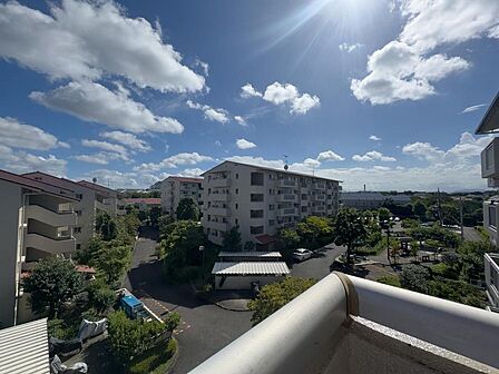 青い空と白い雲が広がる開放的な眺望が魅力です。緑豊かな敷地には公園もあり、お子様とのびのび過ごせるファミリーに嬉しい環境が広がります。