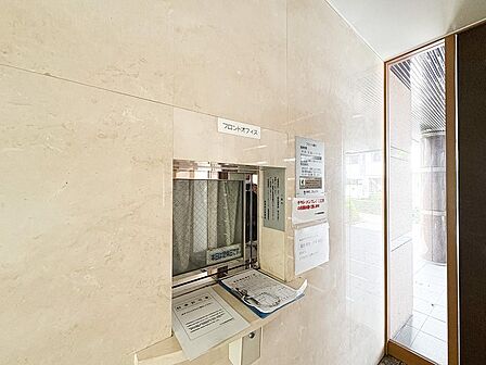 エントランスには受付がございます。平日9；00～17:00は対応可能。火、土日、祝日が定休日となっております。