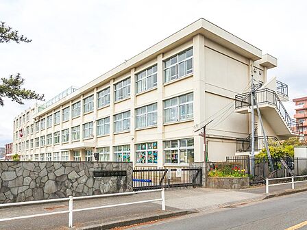 羽村市立栄小学校まで約650m