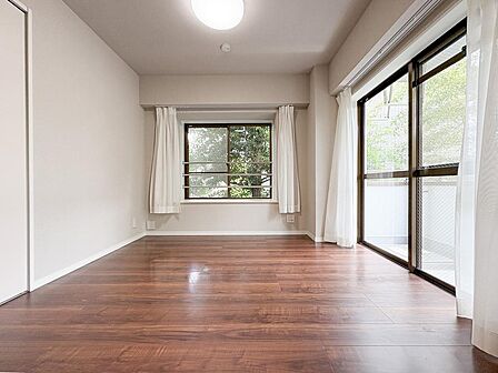 窓から差し込む柔らかな光が心地よい居室は、広さがあり、のびのびとした気分で過ごせます。趣味やリラックスの時間を楽しめる多用途な空間で、心安らぐ毎日が広がります。