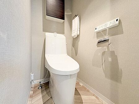 清潔感のあるトイレは、シンプルでモダンなデザインが魅力です。広めのスペースでゆったりと使えるため、毎日の生活がより快適に。綺麗だからこその心地よさを感じられる空間です。