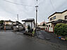 周辺：前面道路は居住者以外の通行が少ない落ち着いた住環境。窓を開けても車の音を気にせず穏やかに過ごせます。