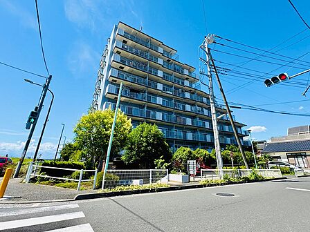 青空に映える鉄骨鉄筋コンクリート造(SRC造)9階建マンション。敷地内には小さな公園があり、お子様が安全に遊べる嬉しい環境です。