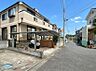 外観：前面道路は約5.0m幅の公道で、車の出入りにもゆとりを感じられる道路環境です。周辺は戸建住宅が建ち並ぶ住宅街で、落ち着いた街並みが広がっています。現地では道路幅や周辺の住環境もあわせて確認できます。