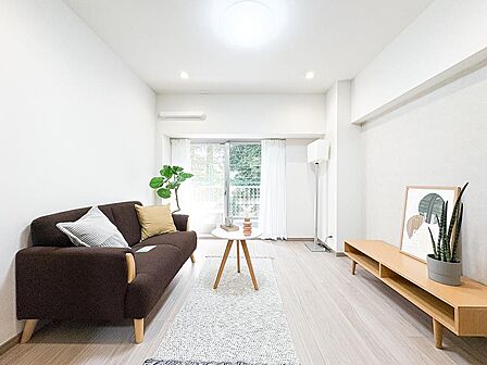 窓から光がたっぷりと差し込む明るい4.5帖の洋室。清々しい空間で、ゆったりと心安らぐ時間をお過ごしください。